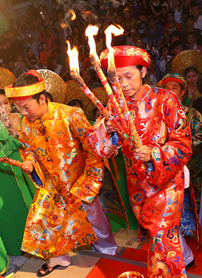 
Daanh hài Hoài Linh chủ trì buổi lễ cúng tổ của sân khấu Nụ cười mới vào ngày giổ Tổ sân khấu 2015 (ngày 24/9, tức ngày 12/8 âm lịch).
