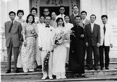 
Đám cưới trang trọng của một gia đình quyền quý ở Trà Vinh. Hoa cưới ngày đó được kết theo hình tháp đổ, dạng hoa dài. Đám cưới nhà giàu thời đó rất khác biệt với các gia đình xung quanh.
