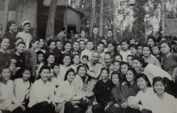 Bác Hồ chụp ảnh với cơ quan Trung ương Hội Liên hiệp Phụ nữ Việt Nam khi còn ở chiến khu (bà Hương ngồi hàng đầu bên phải). Ảnh: T.L