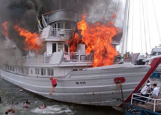 
Lúc 11h ngày 6/5, tàu du lịch QN 6299 mang tên Aphrodite bốc cháy. Hàng chục du khách trên tàu đã nhảy xuống biển.
