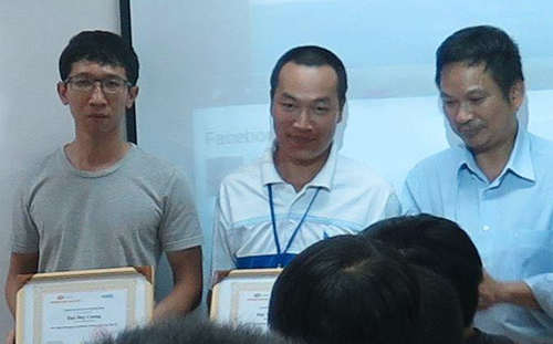 Không phải là dân chuyên ngành, nhưng anh Mai Ngọc Quỳnh Lân (giữa) được đánh giá là một trong những sinh viên tích cực nhất của trường. Anh là một trong 4 sinh viên nhận chứng chỉ đầu tiên tại FUNiX.