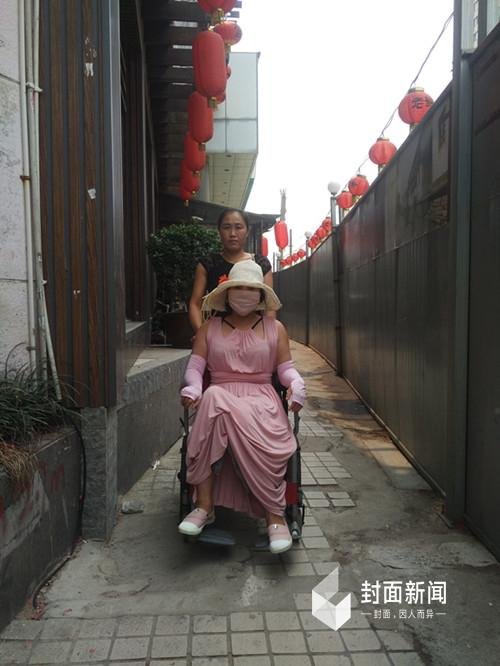
Do gặp nhiều biến chứng sau những ca phẫu thuật mà giờ đây, Bao Bao phải ngồi xe lăn và có người giúp việc ở bên 24/7.
