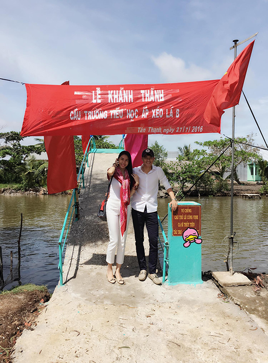 
Hôm 27/7, vợ chồng Công Vinh cùng nhau về Tân Thạnh, Kiên Giang để dự buổi lễ khánh thành cây cầu mới. Đây là công trình do chính hai vợ chồng đầu tư xây dựng để giúp trẻ em nghèo nơi đây đi học được thuận tiện hơn.​
