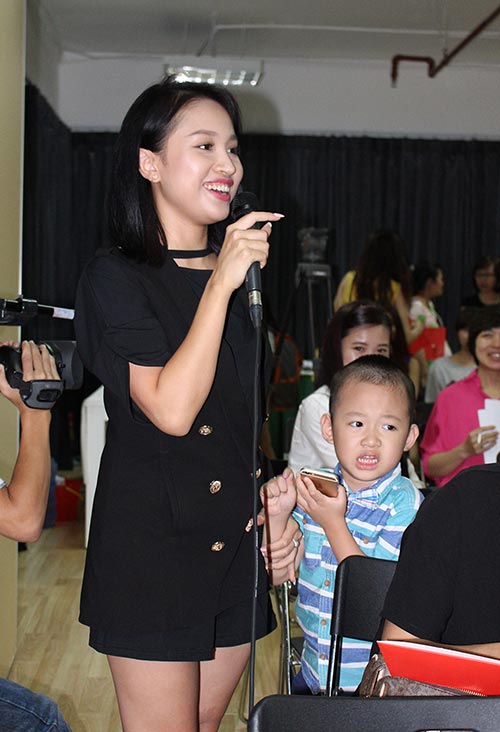 
Con trai MC Thanh Vân liên tục quấy trong lúc mẹ đang phát biểu.
