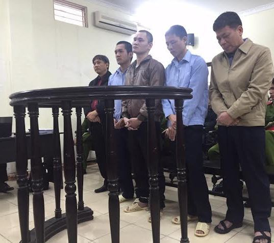 
Bị c&aacute;o Nguyễn Trung Ki&ecirc;n (ph&iacute;a ngo&agrave;i c&ugrave;ng b&ecirc;n phải).
