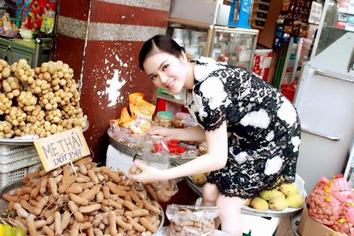 Lý Nhã Kỳ rất chuộng các món làm từ me nên khi vừa đi công tác về, cô đã “sà” ngay vào cửa hàng ven đường chọn mua me Thái về nấu canh. Do vừa đi công tác về nên trang phục người đẹp diện khá sang trọng và thanh lịch. Tuy nhiên thái độ cởi mở, thân thiện của Lý Nhã Kỳ được những người bán hàng rất khen ngợi và yêu mến.