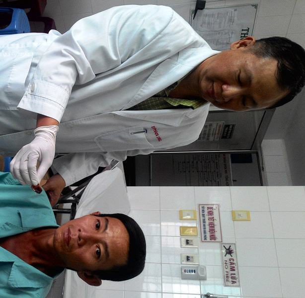 BS Phan Đình Long, người trực tiếp xử lý dị vật giúp bệnh nhân Huy vào tối 2/2.