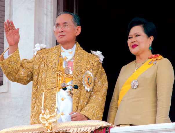 
Quốc vương Thái Lan Bhumibol Adulyadej cùng Hoàng hậu Sirikit.
