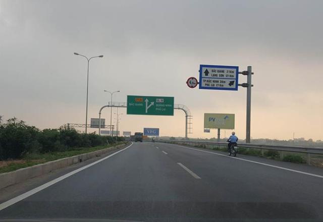 
Dự án đầu tư xây dựng, nâng cấp Quốc lộ 1 đoạn Hà Nội - Bắc Giang có chiều dài 45km, điểm đầu tại nút giao Quốc lộ 31 thuộc thành phố Bắc Giang, điểm cuối là dự án trạm thu phí Phù Đổng cũ, thuộc huyện Gia Lâm (Hà Nội). Ảnh: Cao Tuân
