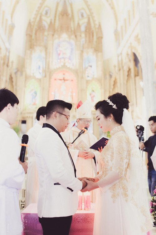 
Đám cưới được tổ chức tại 3 nơi: nhà cô dâu tại Nam Định, nhà chú rể tại TP.HCM và nhà thờ. Chi phí trang trí tiệc cưới ở mỗi nơi lên đến hàng tỷ đồng
