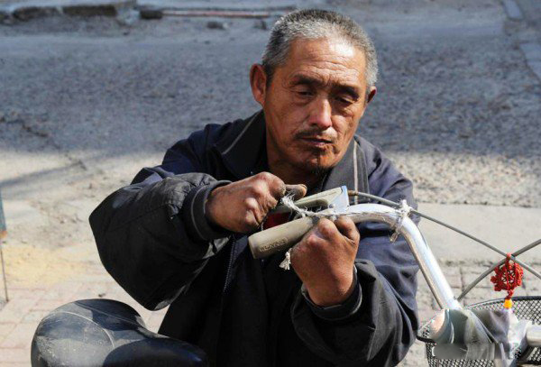 
Ông Yue Jin hiện là một thợ sửa xe có tay nghề ở Cát Lâm. Ảnh Chinanews

