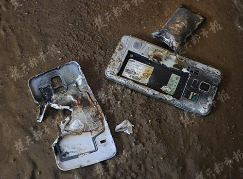 
Hình ảnh chiếc điện thoại của anh Trương sau khi phát nổ
