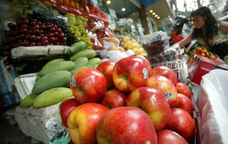 
Năm nay, theo khao sát thị trường giá nhiều mặt hàng hoa quả không tăng so với những năm trước vì hầu hết các loại trái cây năm nay đều được mùa
