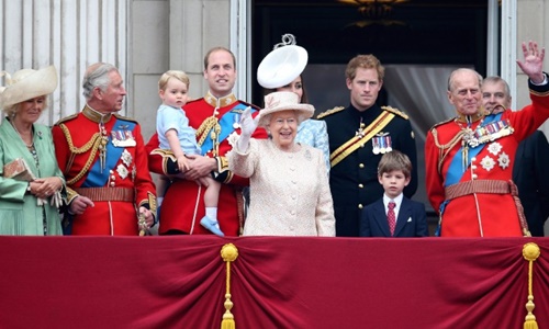
Các thành viên Hoàng gia trên ban công Điện Buckingham trong lễ mừng sinh nhật Nữ hoàng diễn ra vào ngày 13/6 năm ngoái. Ảnh: CNN
