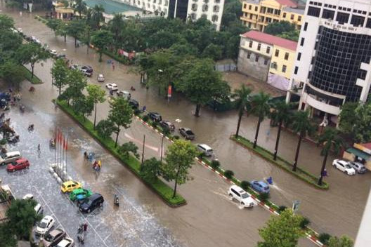 
Nhiều tuyến đường ở Nghệ An ngập chìm trong biển nước
