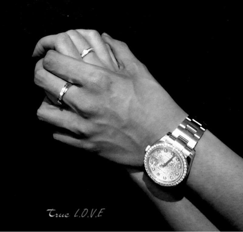 
Phan Thành cập nhật ảnh bìa Facebook tấm ảnh bàn tay anh nắm chặt tay Midu, từng được anh đăng khi họ mới đính hôn.
