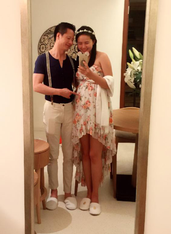 Phan Như Thảo chia sẻ trên trang cá nhân hình ảnh vợ chồng cô chụp ở một khách sạn tại Đà Nẵng và chú thích là họ đang hẹn hò. Đại gia Đức An ăn mặc rất trẻ trung trong khi Như Thảo gợi cảm khoe vai trần.
