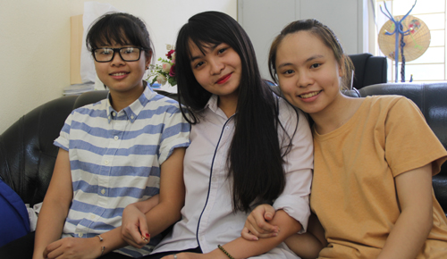 Ba nữ sinh chuyên Anh trường THPT Lam Sơn giành điểm 10 môn Toán. Từ trái qua là Linh Giang, Quỳnh Anh và Thanh Huyền. Ảnh: Lê Hoàng.