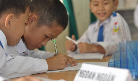 Một giờ học thảo luận nhóm của học sinh tiểu học. Ảnh: Hạ Anh