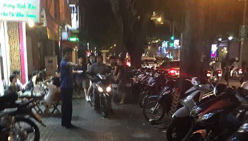 Một nh&agrave; h&agrave;ng tr&ecirc;n đường Trương Định, Q3 qu&aacute; tải kh&aacute;ch dự tiệc cuộc năm, xe của kh&aacute;ch xếp tr&ecirc;n vỉa h&egrave;, chiếm hết lối đi