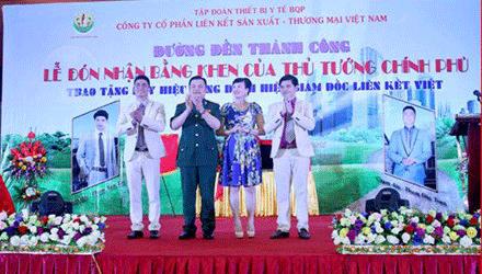 Lê Xuân Giang (mặc quân phục) tại lễ đón nhận bằng khen của Thủ tướng. Đây là bằng khen bị các đối tượng làm giả.