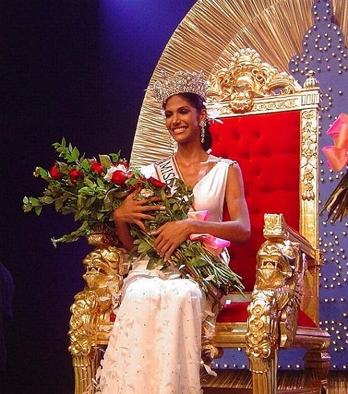 
Jictzad Viña đăng quang ngôi vị Hoa hậu Venezuela 2005.
