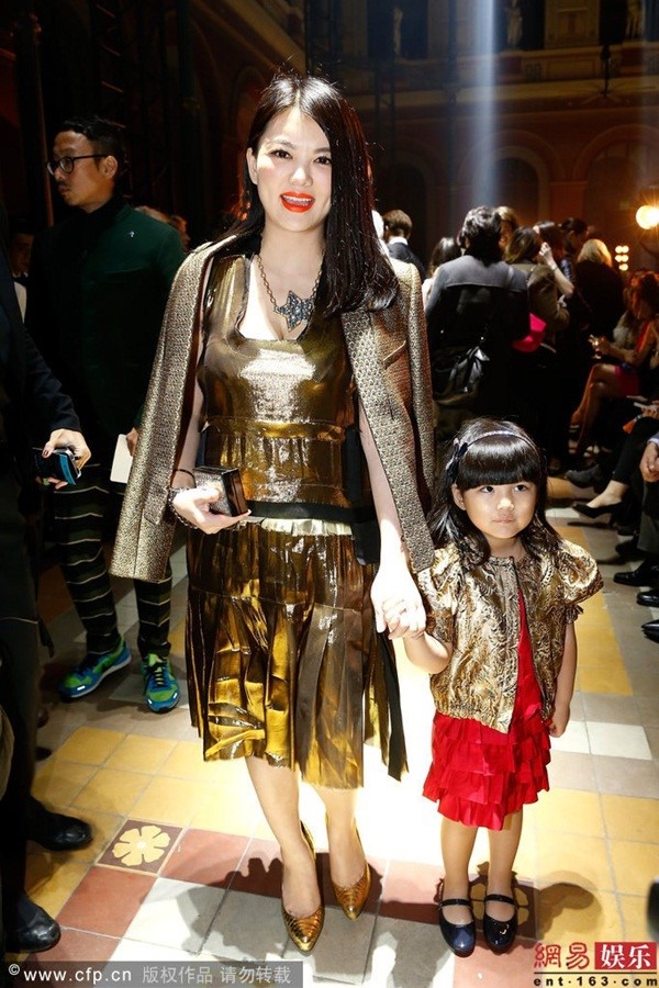 
Cô bé Vương Thi Linh trở thành sao trong các sự kiện chung với mẹ.

