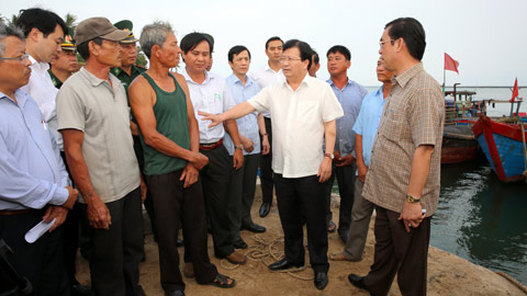 
Phó Thủ tướng Trịnh Đình Dũng thăm hỏi ngư dân. Ảnh: VGP
