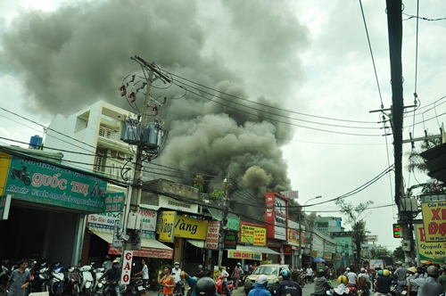 Lửa khói bao trùm xưởng gara ô tô nằm trên đường Phan Huy Ích, trưa ngày 10/5