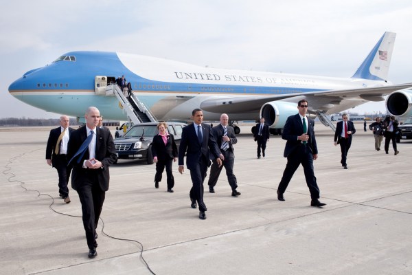 
Lực lượng mật vụ và quân đội với khoảng 250 người đảm bảo an ninh cho Tổng thống Barack Obama trong mỗi chuyến công du.
