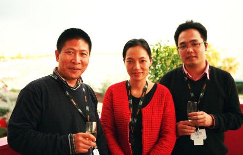 
Đạo diễn Nguyễn Hoàng Điệp (giữa) trong lần đầu đến LHP Cannes 2009.
