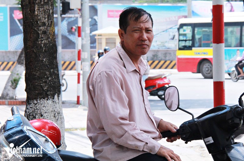 Chú Nguyễn Hữu Định, bố của 2 thủ khoa năm 2013 đã thôi sửa xe và chuyến sang chạy xe ôm tại Hà Nội. (Ảnh: Lê Văn)