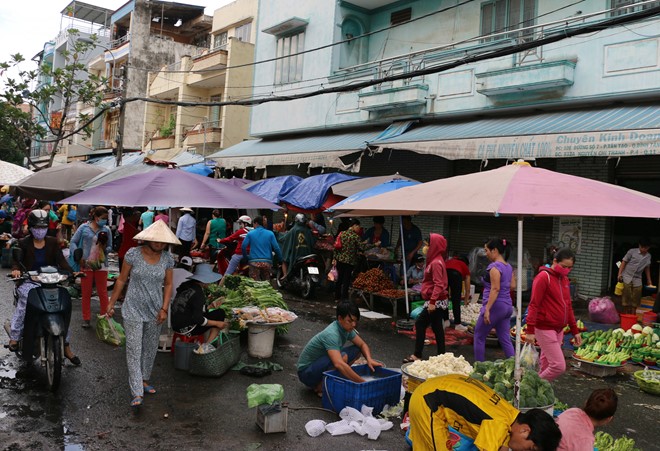 
Khoảng 16h, công nhân tại khu công nghiệp Tân Tạo bắt đầu tan ca, tràn ra chợ chiều gần đây để chuẩn bị bữa ăn tối.
