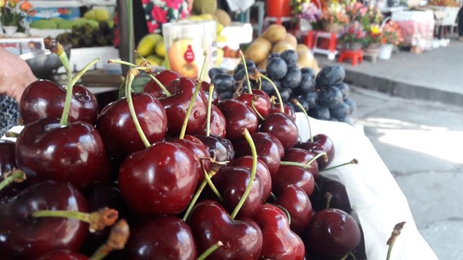 
Tại chợ Tân Định, cherry bày bán gần lề đường, giữa trời nắng vẫn tươi ngon.
