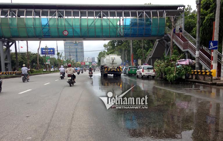 Xe  rửa đường trên đường Đại Cồ Việt chiều nay