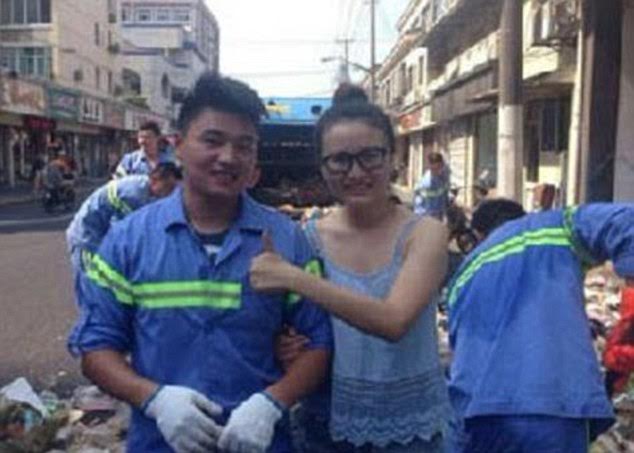 
Zhang Xiaoling v&agrave; một c&ocirc;ng nh&acirc;n tham gia t&igrave;m kiếm chiếc điện thoại
