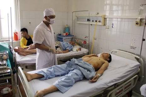 Ông Đỗ Thế Quỳnh, Phó trưởng công an xã Thanh Thủy (huyện Tĩnh Gia), bị đâm trọng thương trong lúc làm nhiệm vụ đang được điều trị tại Bệnh viện Đa khoa tỉnh Thanh Hóa