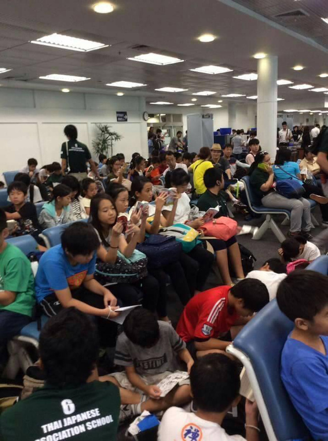 
Những đứa trẻ Nhật say sưa đọc sách ở phòng chờ sân bay.
