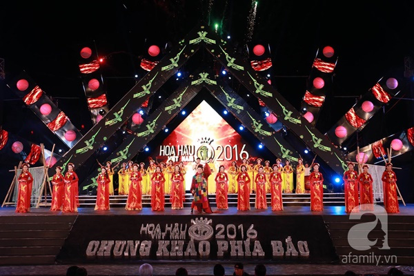 
Trên nền ca khúc Hò biển do ca nương Kiều Anh và ca sĩ Tùng Dương trình bày, 32 thí sinh bước ra sân khấu với trang phục áo dài truyền thống.
