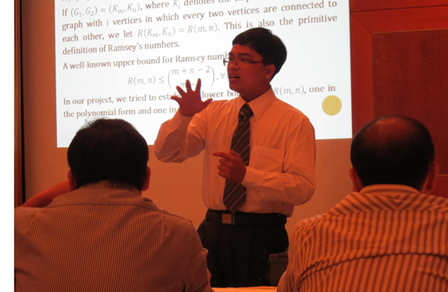 Năm 2010, Phạm Hy Hiếu (đứng) thuyết trình trong một cuộc thi Tóan học tại Singapore. Ảnh: P.H