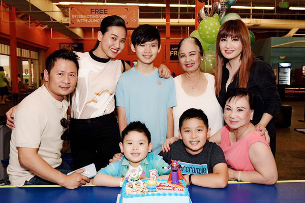 
Trizzie Phương Trinh rạng rỡ bên chồng cũ, mẹ chồng cũ, 3 con và bạn gái mới của chồng cũ trong tiệc sinh nhật con trai út mới đây.
