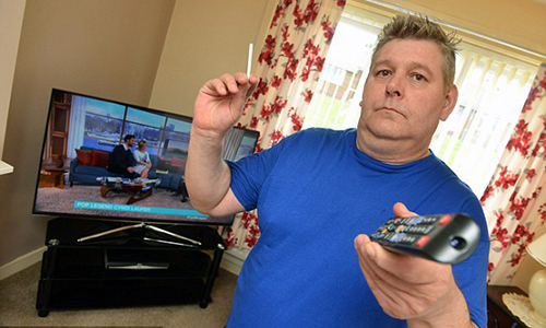 
Thomas Defty bên cạnh chiếc TV mới sau khi Panasonic từ chối bảo hành chiếc TV cũ.
