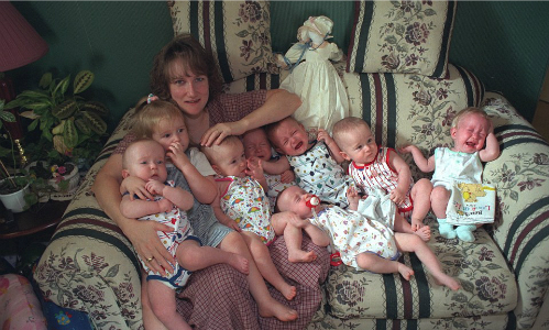 
7 anh chị em chụp cùng mẹ Bobbi và chị gái Mikayla (thứ hai từ trái sang). Ảnh: Corbis.
