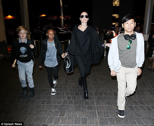 
Angelina Jolie và 2 con gái Shiloh, Zahara và con trai Pax Thiên. Ảnh: DM
