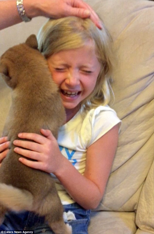 
Colette rất vui khi được tặng một chú chó con đáng yêu trong sinh nhật lần thứ 9.

