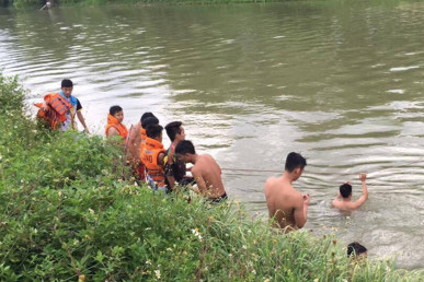 Hiện trường lực lượng cứu hộ tìm kiếm thi thể học sinh đuối nước