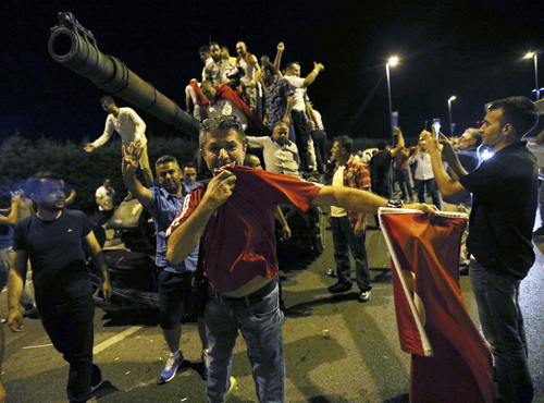 Người dân Thổ Nhĩ Kỳ bao vây xe tăng của nhóm đảo chính. Ảnh: Reuters
