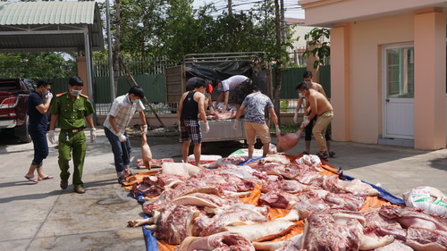 Hơn một tấn thịt thối được đưa vào chợ cho công nhân. Ảnh: Nguyệt Triều