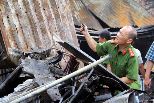 Công an Đồng Nai khám nghiệm hiện trường vụ cháy khiến 4 người tử vong. Ảnh:Phước Tuấn