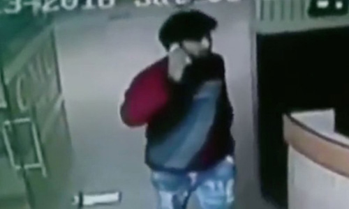 Camera trong bệnh viện ghi hình kẻ tấn công. Ảnh: India Express